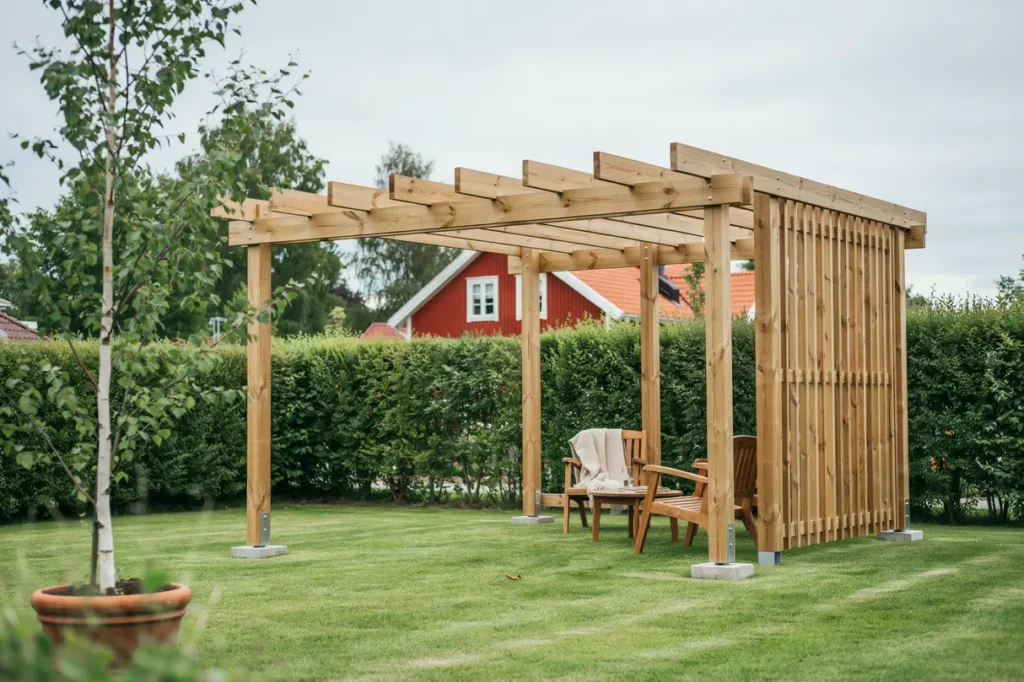 anl ggning av pergola och insynsskydd i tr dg rd i tullinge tumba